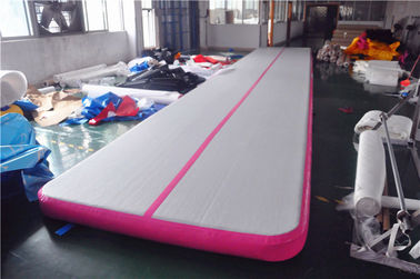 Розовая небольшая циновка гимнастики крупного плана, раздувной след падения для дома